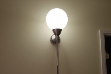 Installation d'un luminaire 2 fils sans terre : guide pratique et essentiel