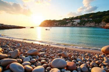 Découvrez la Plage de la Calade à Toulon : Guide Complet, Accès Facile et Activités Incontournables en 2024